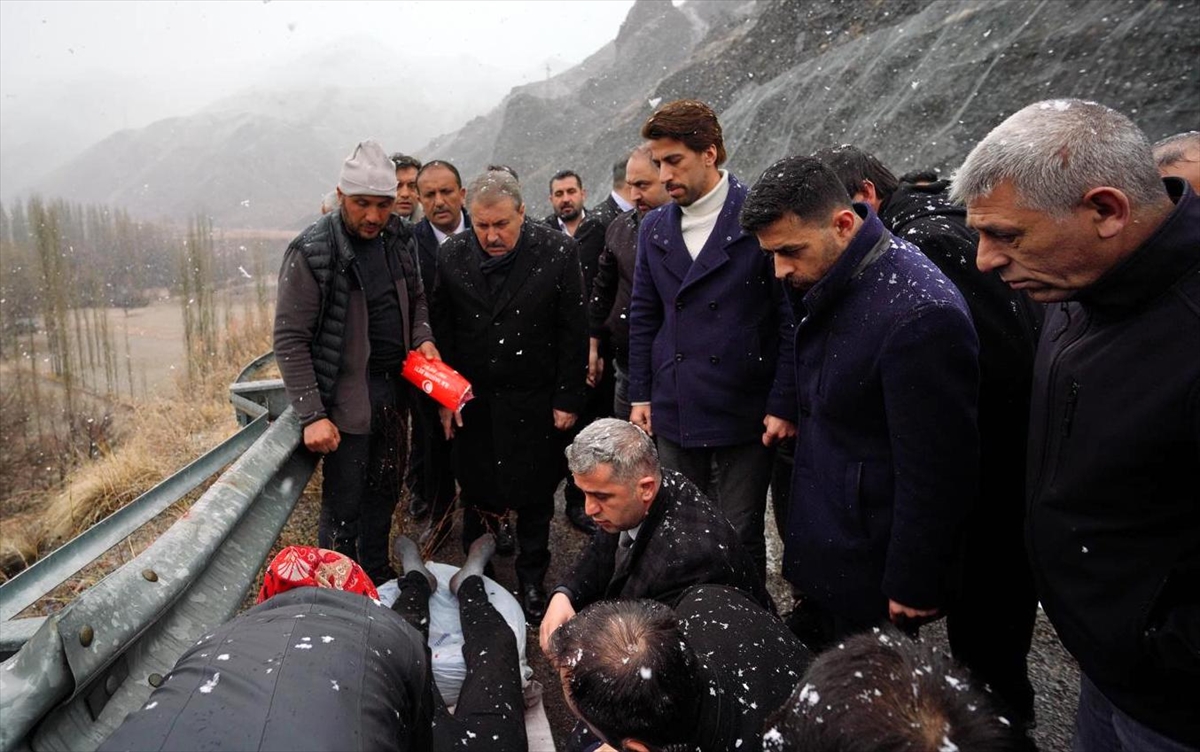 BBP Genel Başkanı Destici, Erzurum'da kazada yaralanan tır sürücüne yardım etti