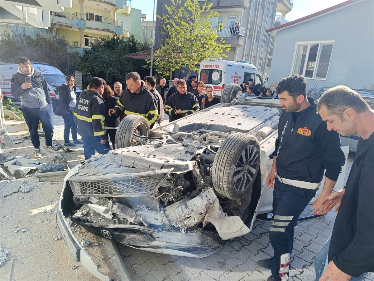 Hatay'da devrilen otomobildeki 2 kişi yaralandı