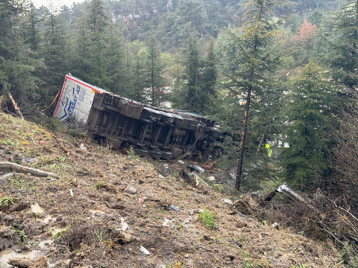 Kocaeli'de devrilen tırın sürücüsü öldü