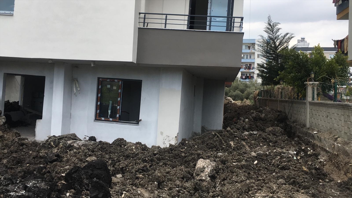 Mersin'de hafif yan yatan 4 katlı boş binaya inceleme