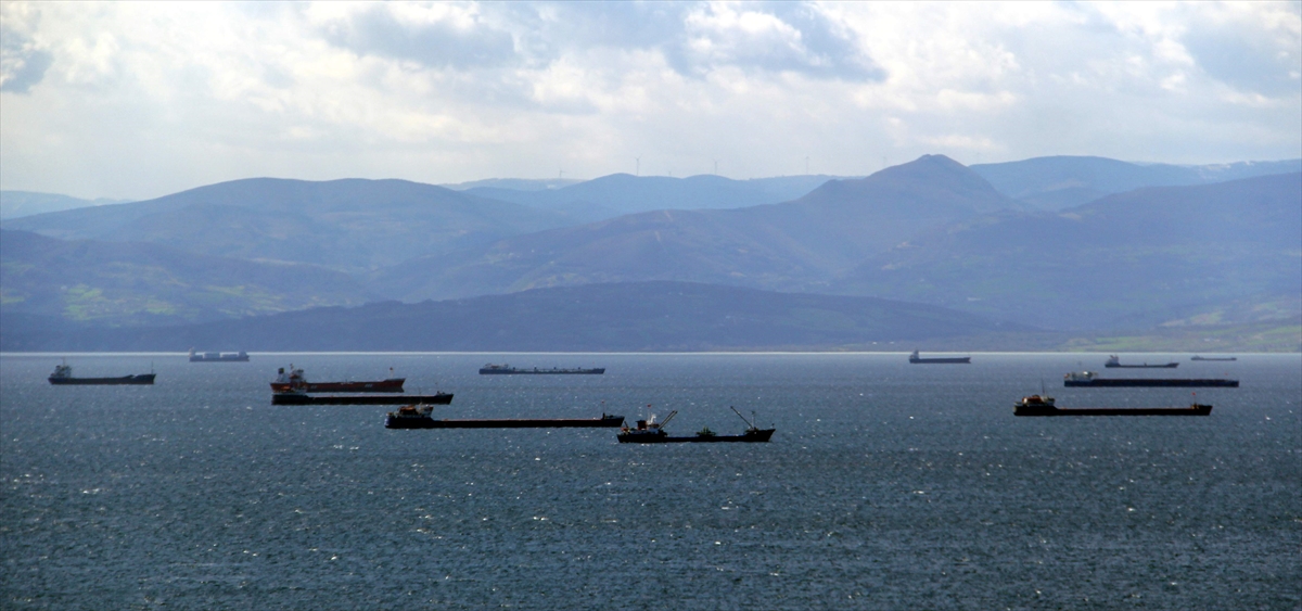 Yük gemileri Sinop'un doğal limanına sığındı