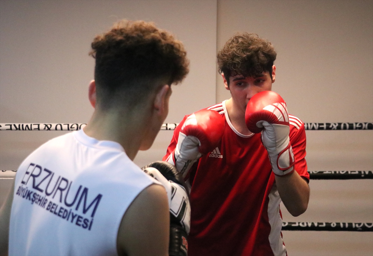 Obezken başladığı kick boksta şampiyonluktan şampiyonluğa koşuyor