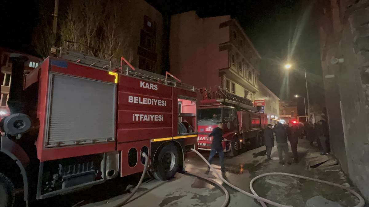Kars'ta 4 katlı otelde çıkan yangın söndürüldü