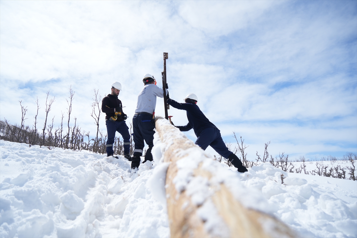 Muş'ta ekipler karlı yolları aşarak enerji nakil hattındaki arızayı onardı
