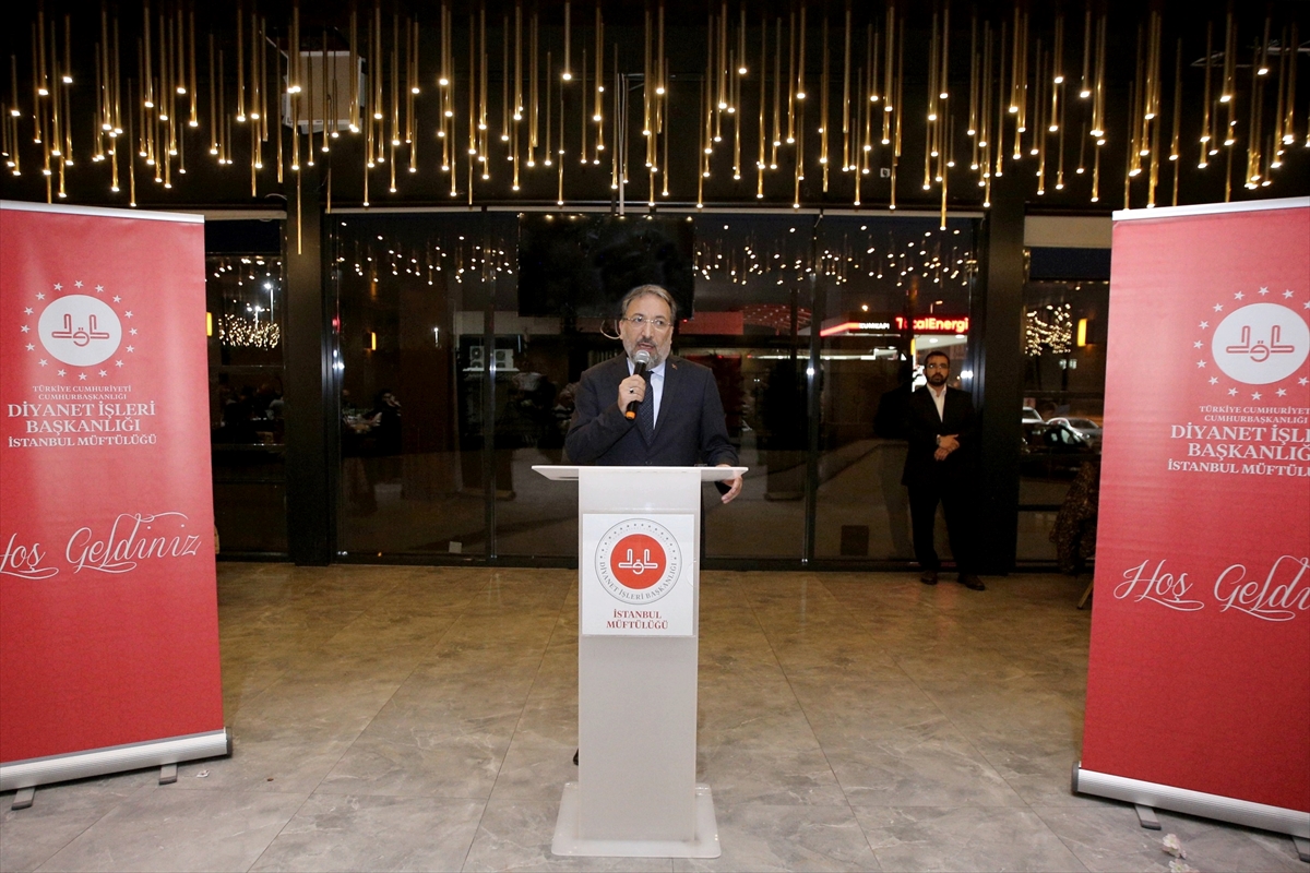 İstanbul Müftülüğünün "Dünya Yetimler Günü" iftar programında çocuklara hediye verildi