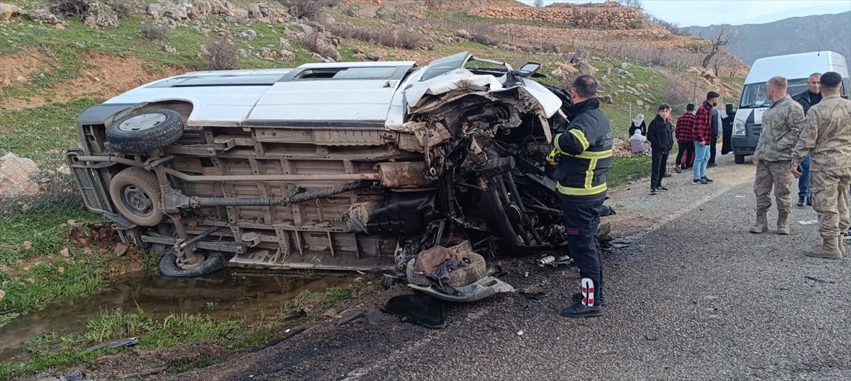 Siirt'te devrilen okul servisindeki 1 öğrenci öldü, 5'i öğrenci 6 kişi yaralandı