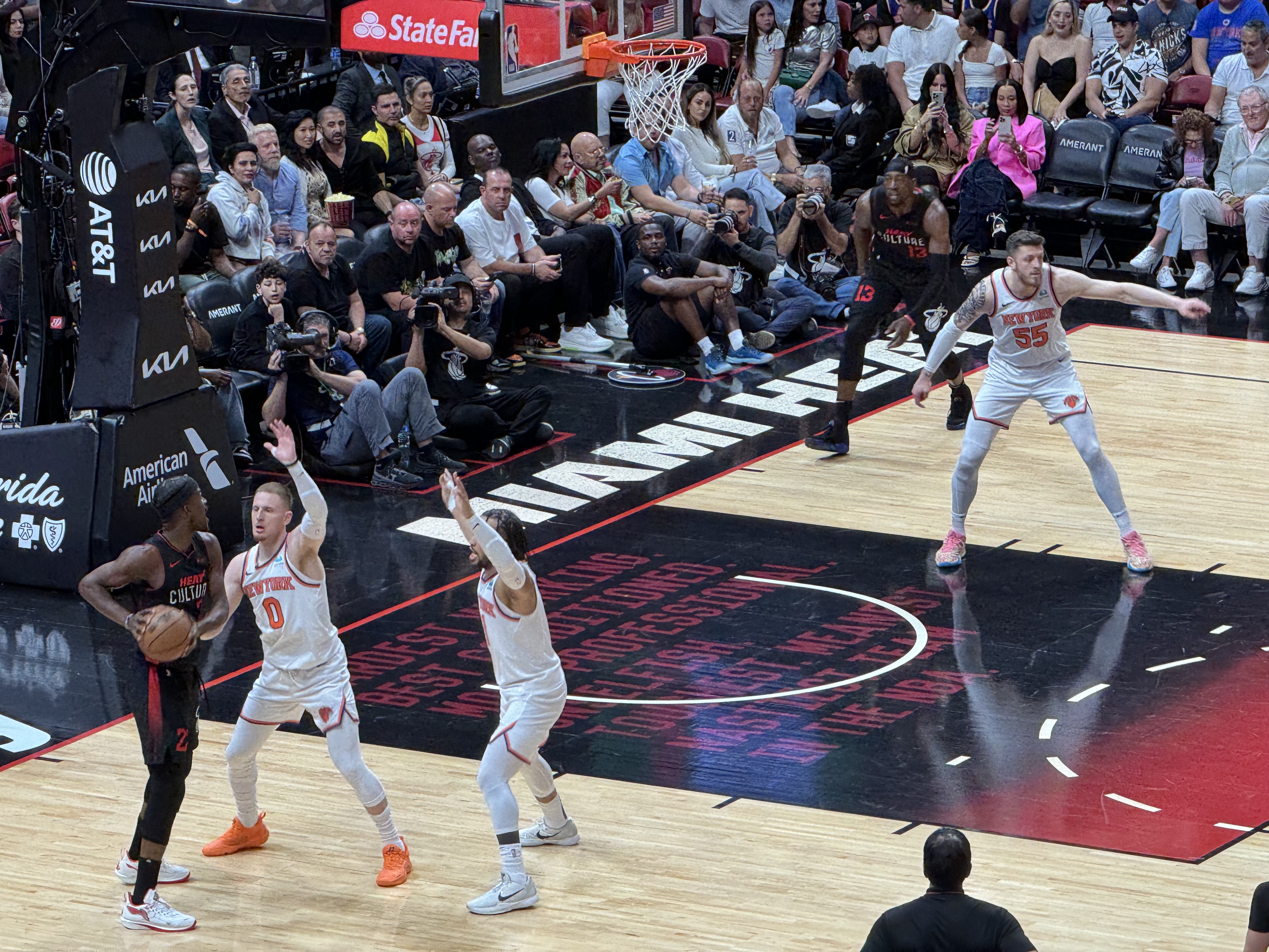 Miami Heat New York Knicks’i Memleketine Eli Boş Yolladı!