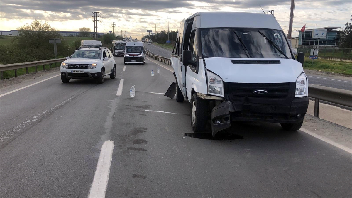 Tekirdağ'da servis araçlarının çarpıştığı trafik kazasında 16 kişi yaralandı