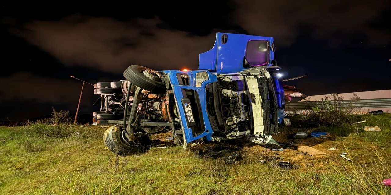 Kuzey Marmara Otoyolu'nda yaşanan kazada 2 tır çarpıştı!