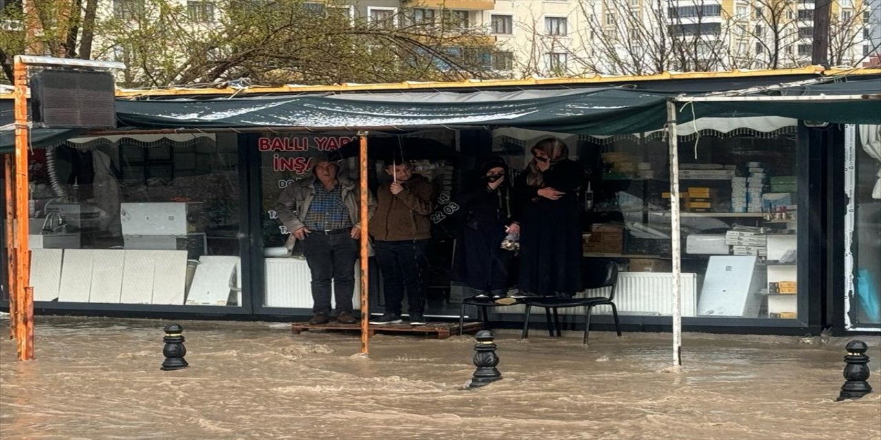 Malatya'da sağanak yağmur hayatı olumsuz etkiledi.