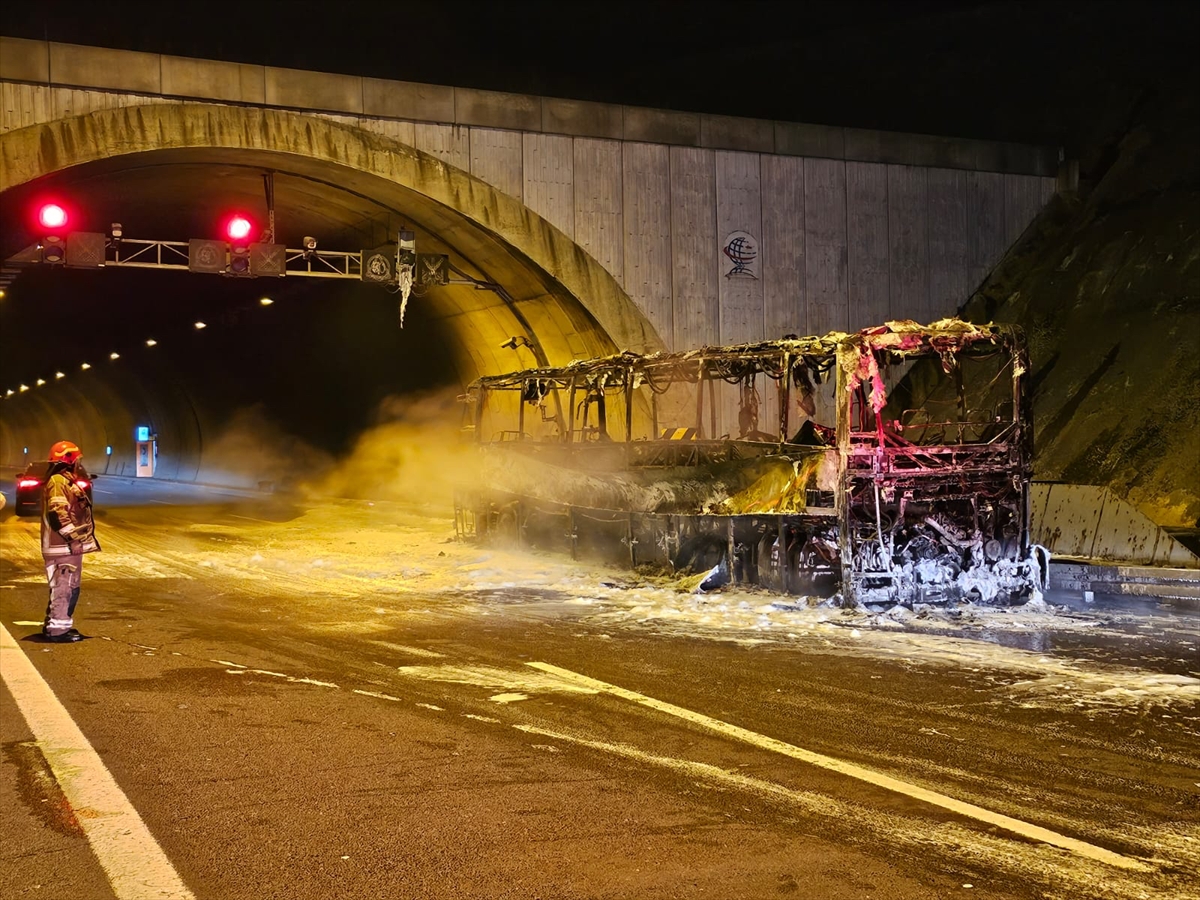 Otobüs yangını nedeniyle İstanbul-İzmir Otoyolu 2 saat kapalı kaldı