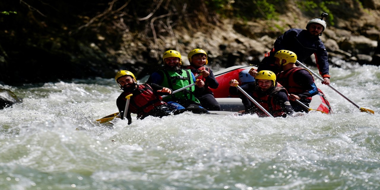 Melen Çayı rafting tutkunlarının akınına uğradı.