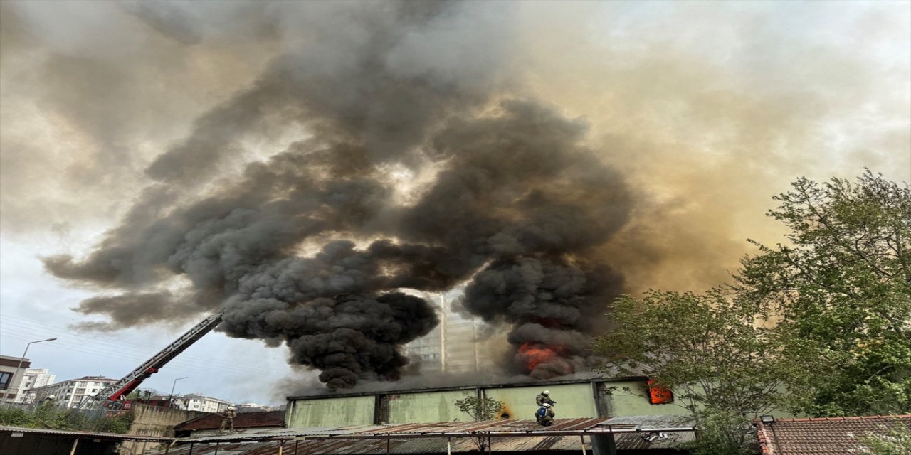 Esenyurt'ta kapı imalathanesi tutuştu, yangın çıktı.