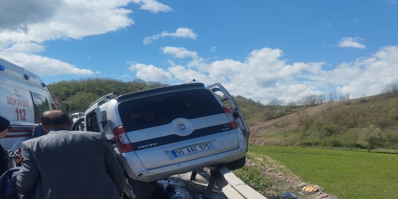 Samsun'da trafik kazası, 5 kişi yaralandı.