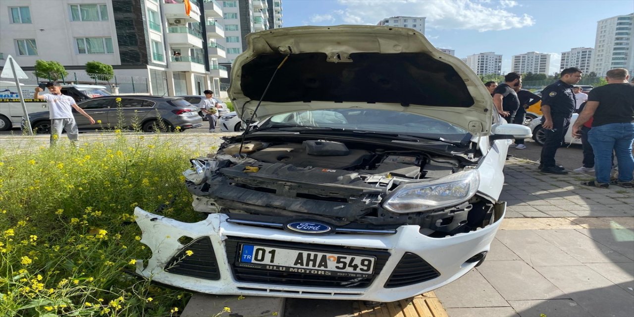 Diyarbakır'da trafik kazası taksi ile otomobil birbirine girdi.