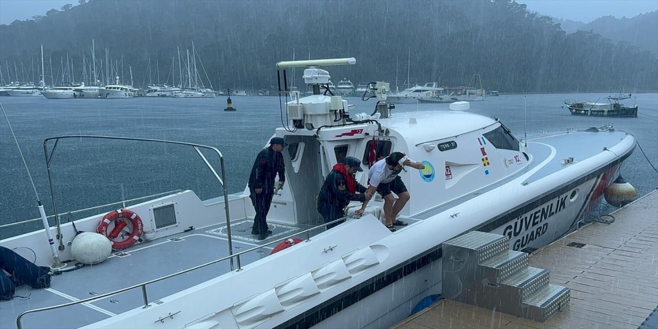 Fethiye açıklarda teknede yaralanan talihsiz kişi ekiplerin desteğiyle hastaneye ulaştırıldı.