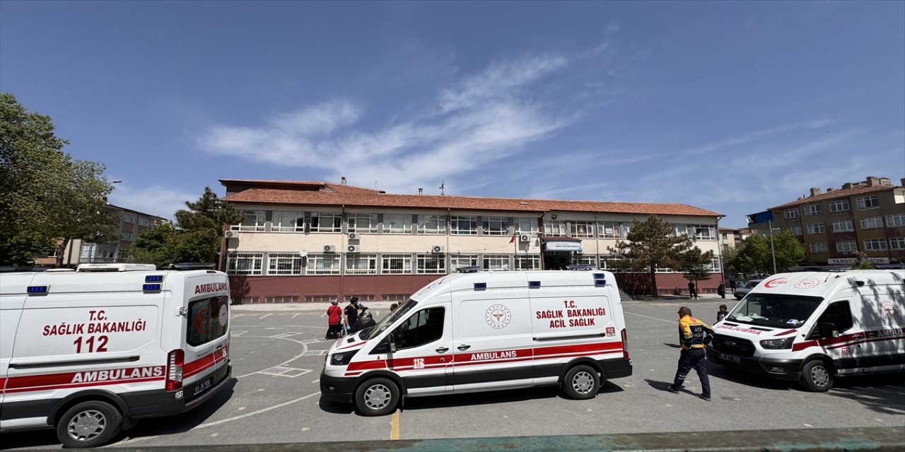 Kayseri'de zehirlenme şüphesiyle çok sayıda ortaokul öğrencisi hastaneye kaldırıldı.