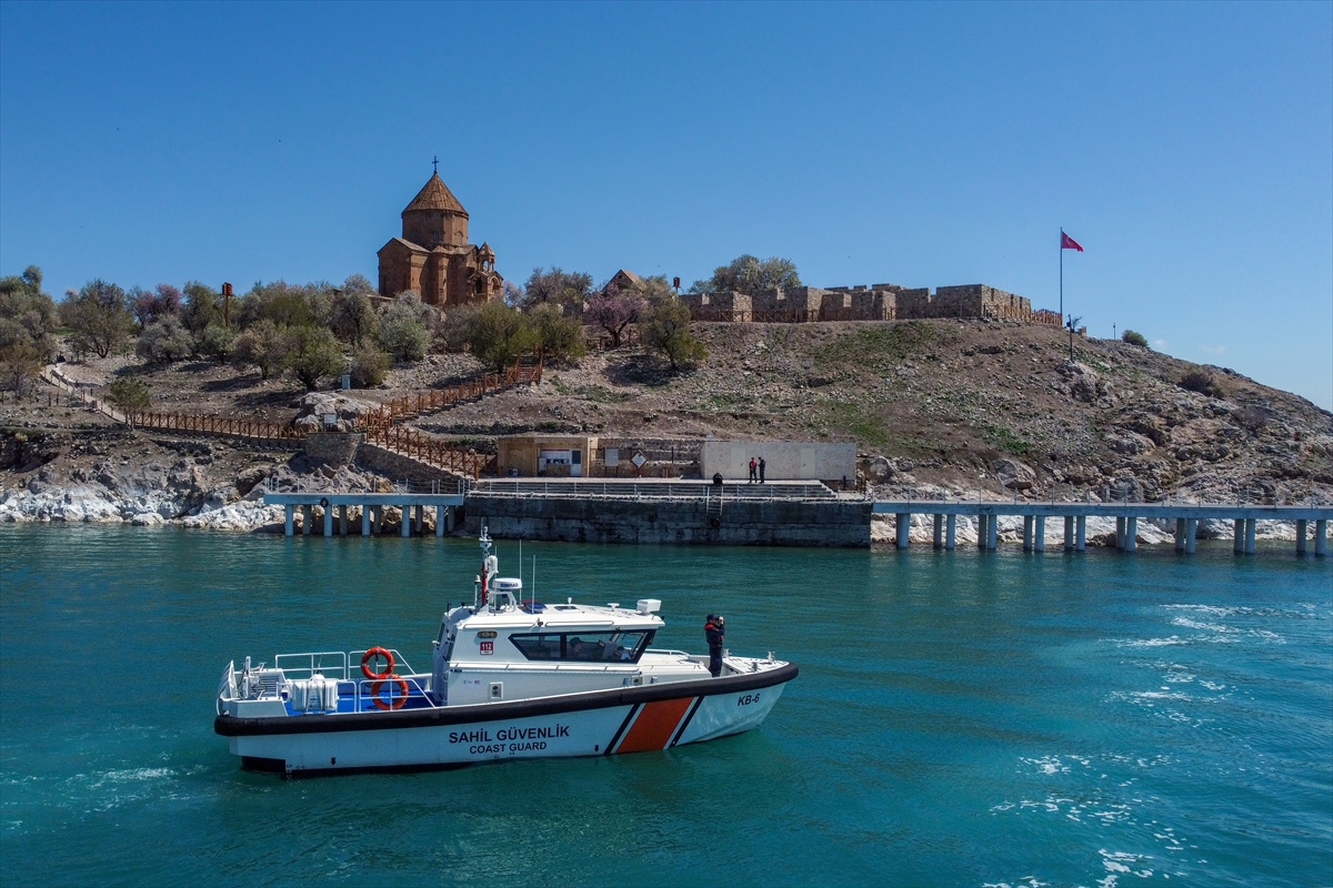 "Van Gölü'nün incisi" üreme döneminde koruma altında