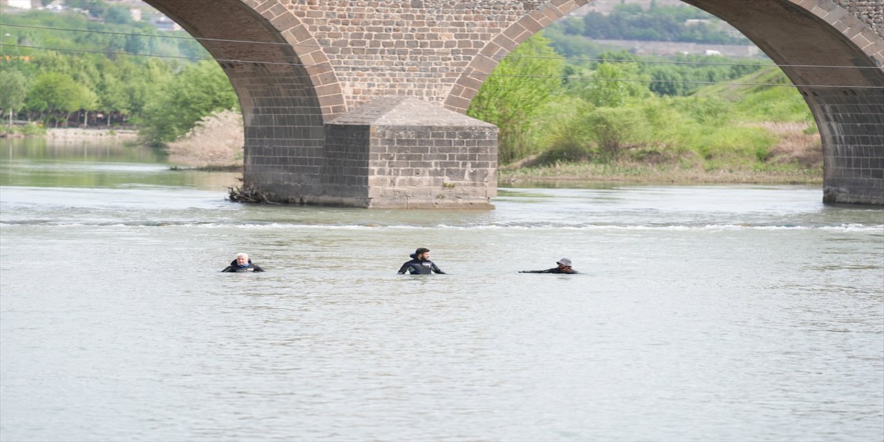Diyarbakır'a geldikten sonra kendisinden haber alınamayan kişi Dicle çevresinde aranıyor.