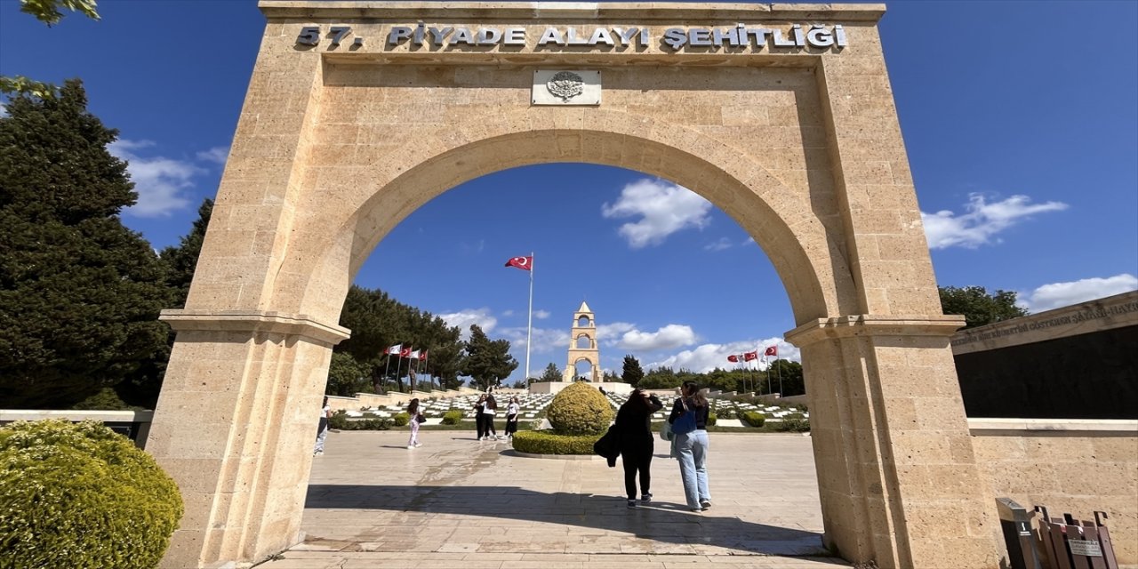 57. Alay Türk milletinin kalbinde yaşıyor, binlerce genç cephe hattına yürüyor!