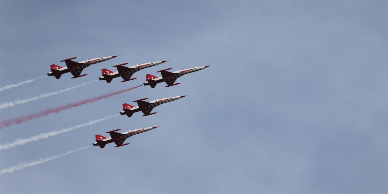 Türk Yıldızları bu sefer 23 Nisan için göğü kızıla boyadı.