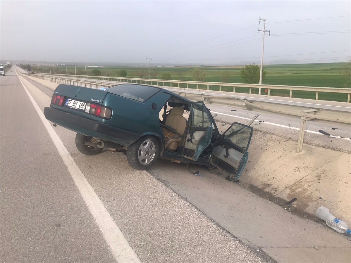 Kulu’da refüje çarpan otomobildeki 2 kişi yaralandı