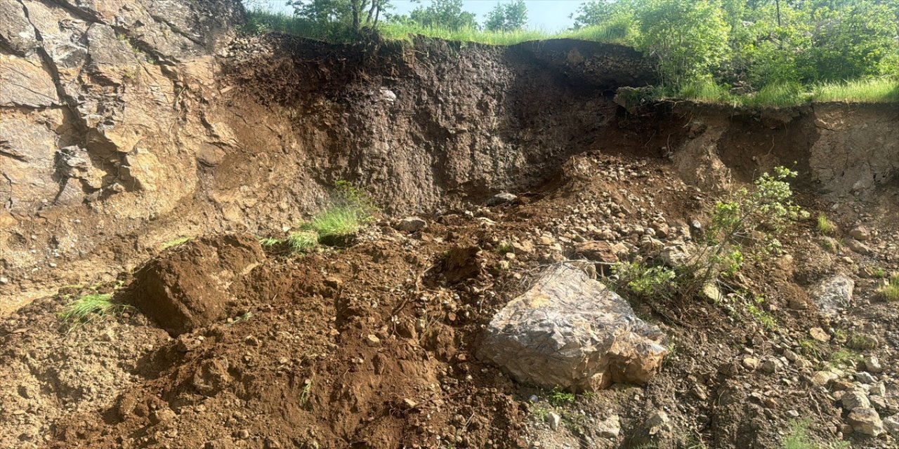 Şırnak'ta beklenmedik heyelan bir evde hasara yol açtı.