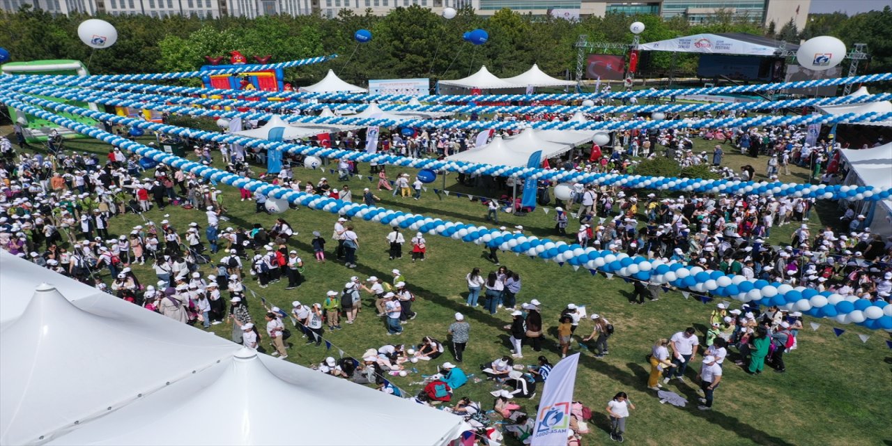 Başkentte binlerce çocuk düzenlenen şenlikte eğlendi.