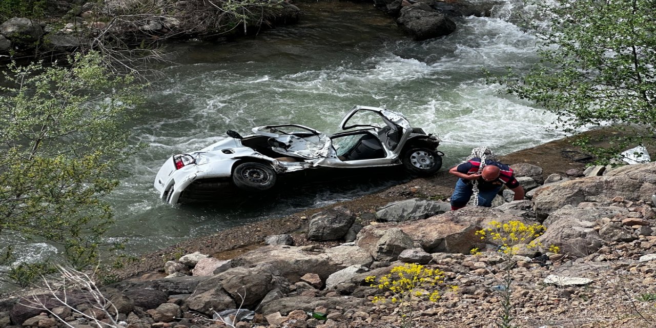 Giresun'da otomobil dere yatağına yuvarlandı, sürücü hayatını kaybetti.