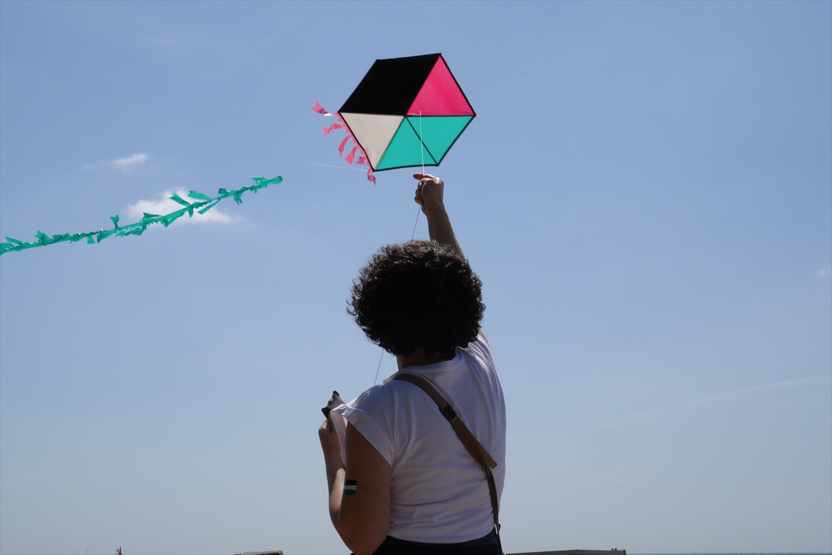 Kadıköy'de Gazze için uçurtma uçuruldu