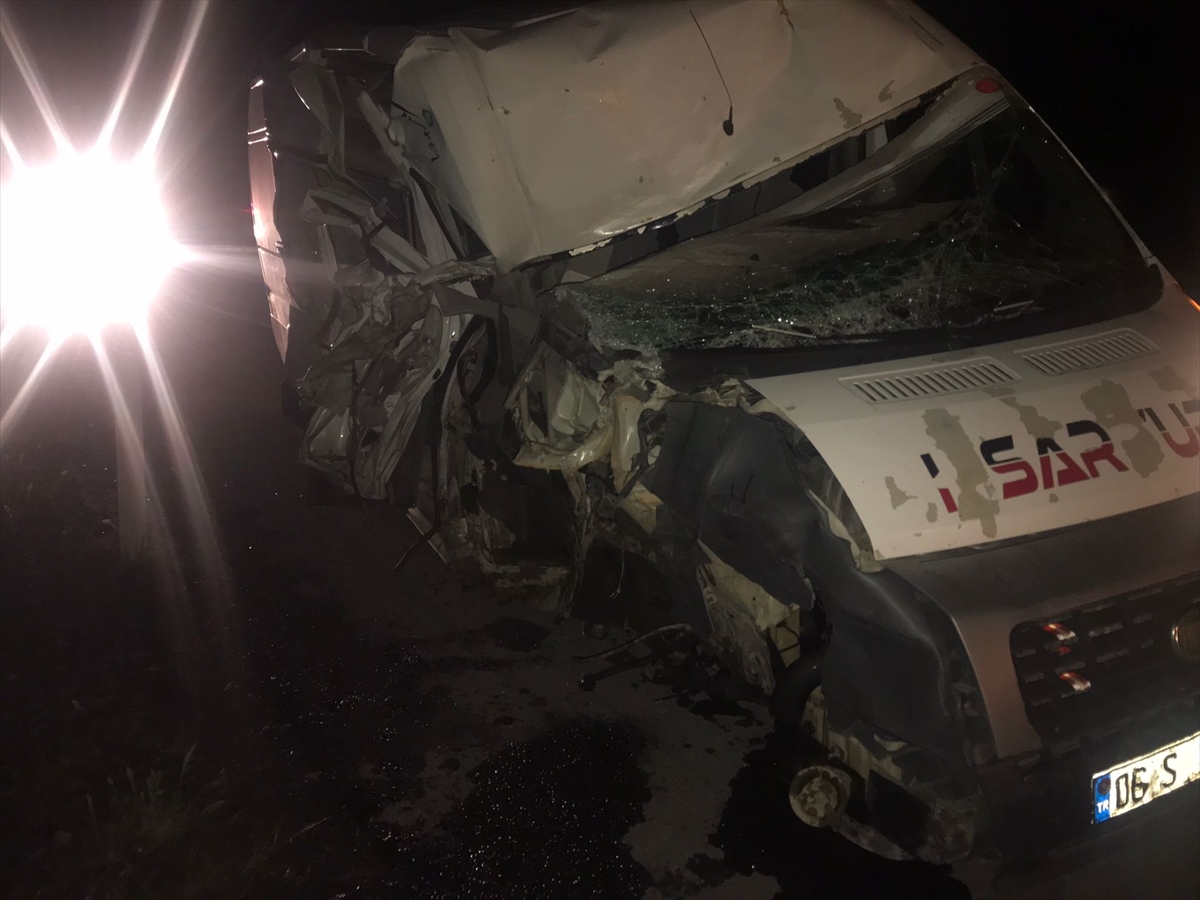 Kulu’da  minibüs tıra çarptı, 2 kişi yaralandı