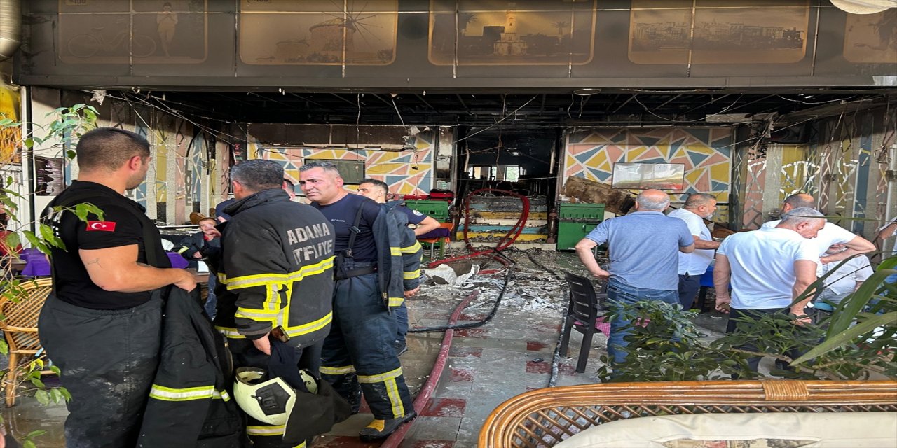 Adana'da alev alan kafeterya hızlıca söndürüldü.