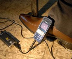 Yürürken elektrik enerjisi üreten ayakkabı