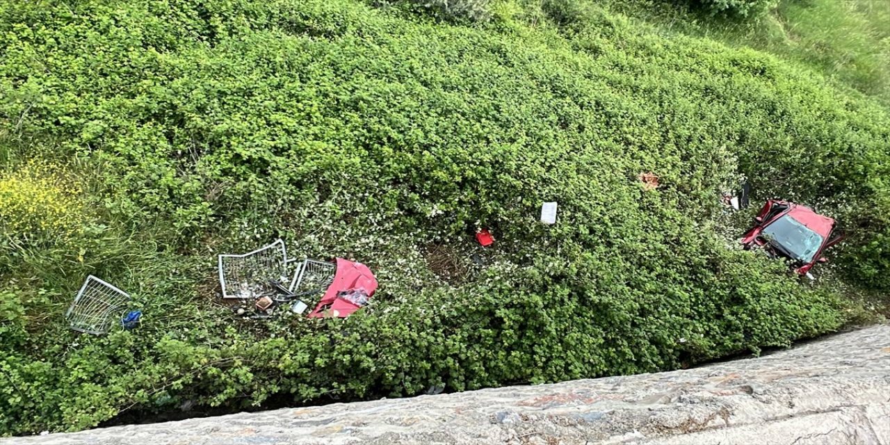 Kocaeli'de otomobil istinat duvarından uçtu, 5 kişi yaralandı.