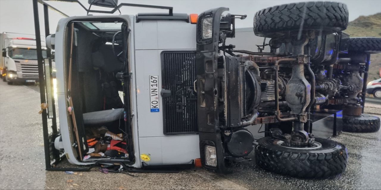 Çorum'da karavan devrildi, içindeki iki kişi yaralandı.