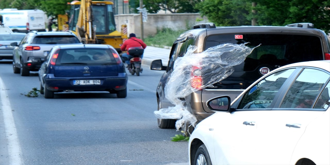 Kırklareli'nde şiddetli rüzgar hayatı olumsuz etkiledi.