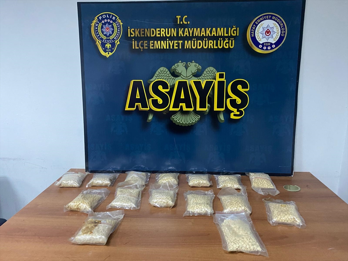 Otomobilden atılan çantadan uyuşturucu çıktı