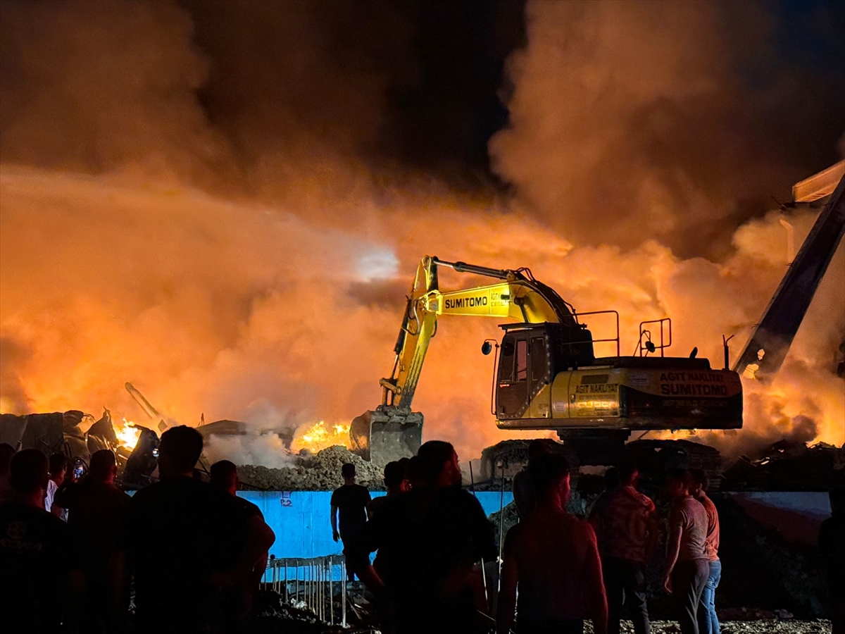 Adana'da motosiklet üretim tesisinde çıkan yangın kontrol altına alındı