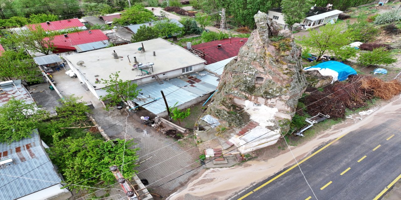 "Öyle çok büyük bir yer değil ama insan yaşadığı yeri severse her yerde yaşar"