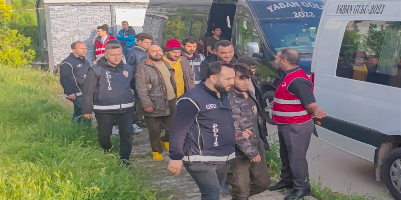 Kırşehir'de ülkeye yasa dışı yollarla giriş yaptığı tespit edilen Suriye uyruklu 23 düzensiz göçmen yakalandı.