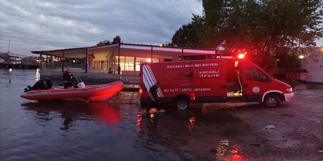 Kocaeli'de olumsuz hava şartları nedeniyle denizde mahsur kalan 3 kişi ekiplerce kurtarıldı.