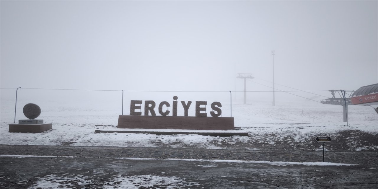 Mayıs ayında Erciyes Dağı'na yağan kar, 2 bin 200 rakım ve üstünde etkili oldu.