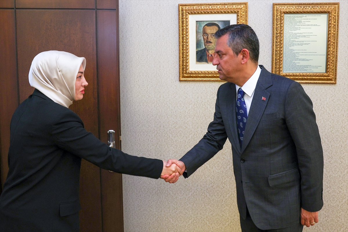 Özel, Sinan Ateş'in eşi Ayşe Ateş ile görüştü