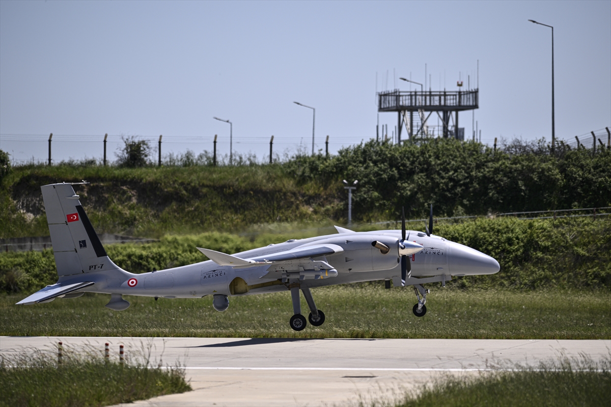 Bayraktar AKINCI'dan deniz hedeflerine tam isabetle vurdu