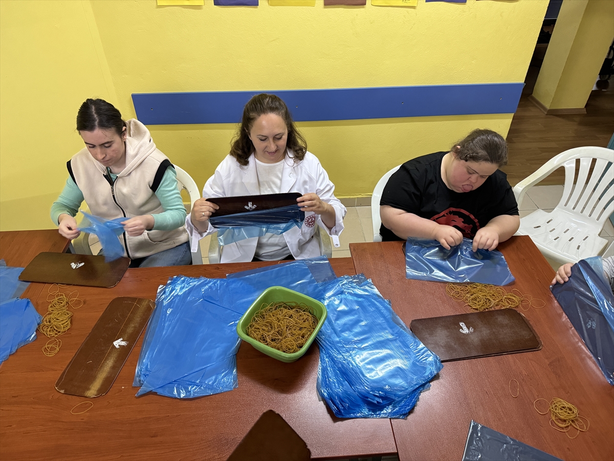 Engelli öğrenciler  galoş üretiyor