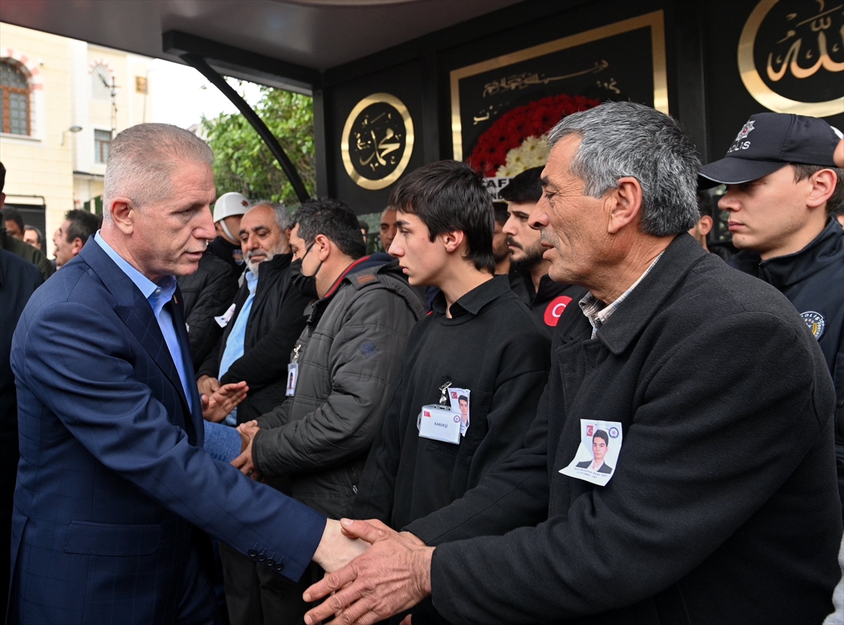 İstanbul Valisi Gül, trafik kazasında ölen polis memurunun cenazesine katıldı