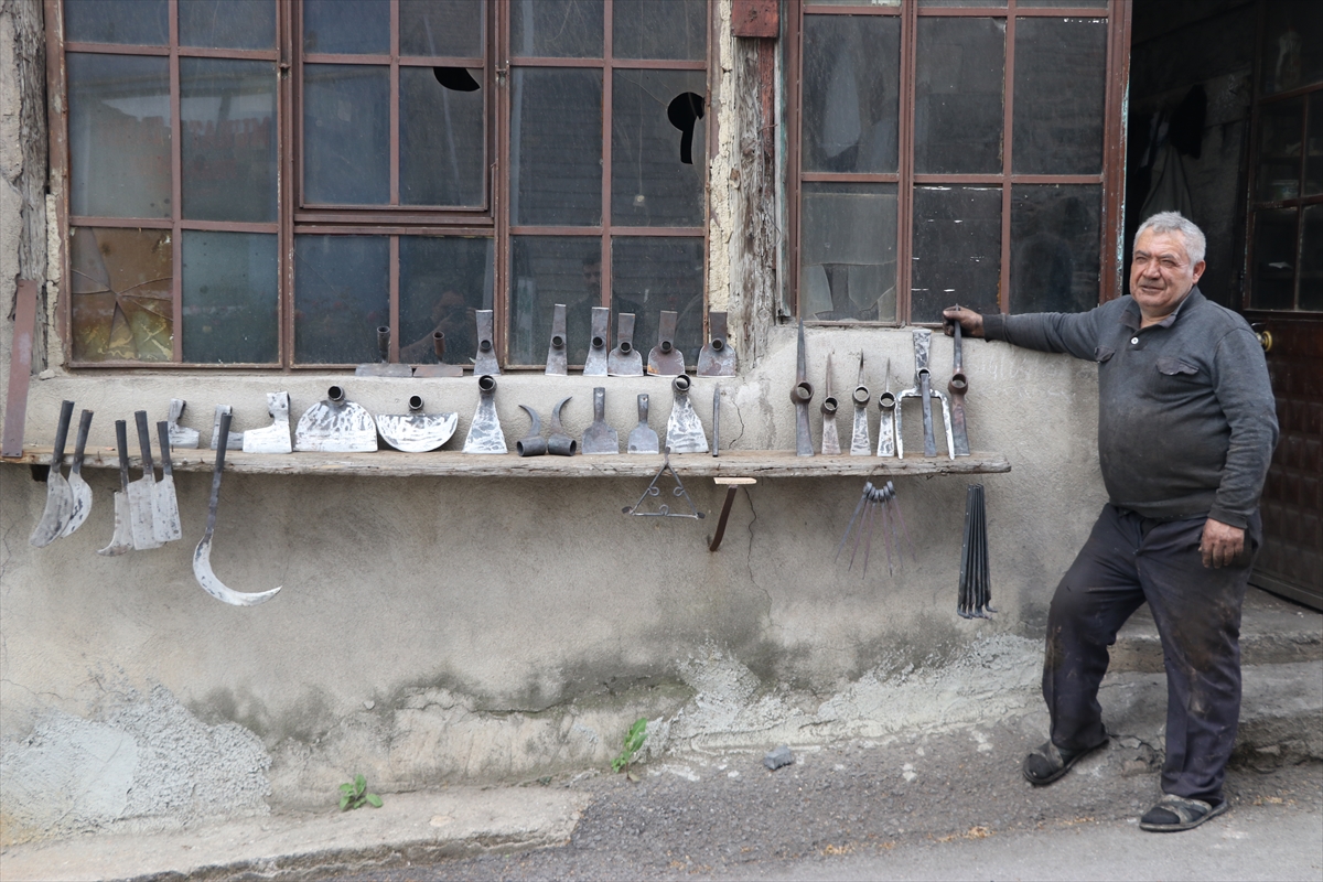 56 yıldır ocağın başında demir dövüyor