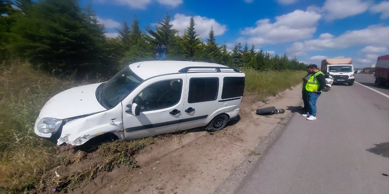 Anadolu Otoyolu’nun Kocaeli geçişinde bariyerlere çarpan hafif ticari aracın sürücüsü yaralandı.