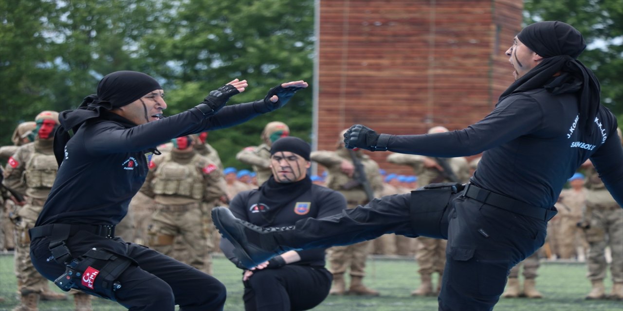 Karabük'te 35'inci dönem temel eğitimini tamamlayan 1992 uzman erbaş için tören düzenlendi.