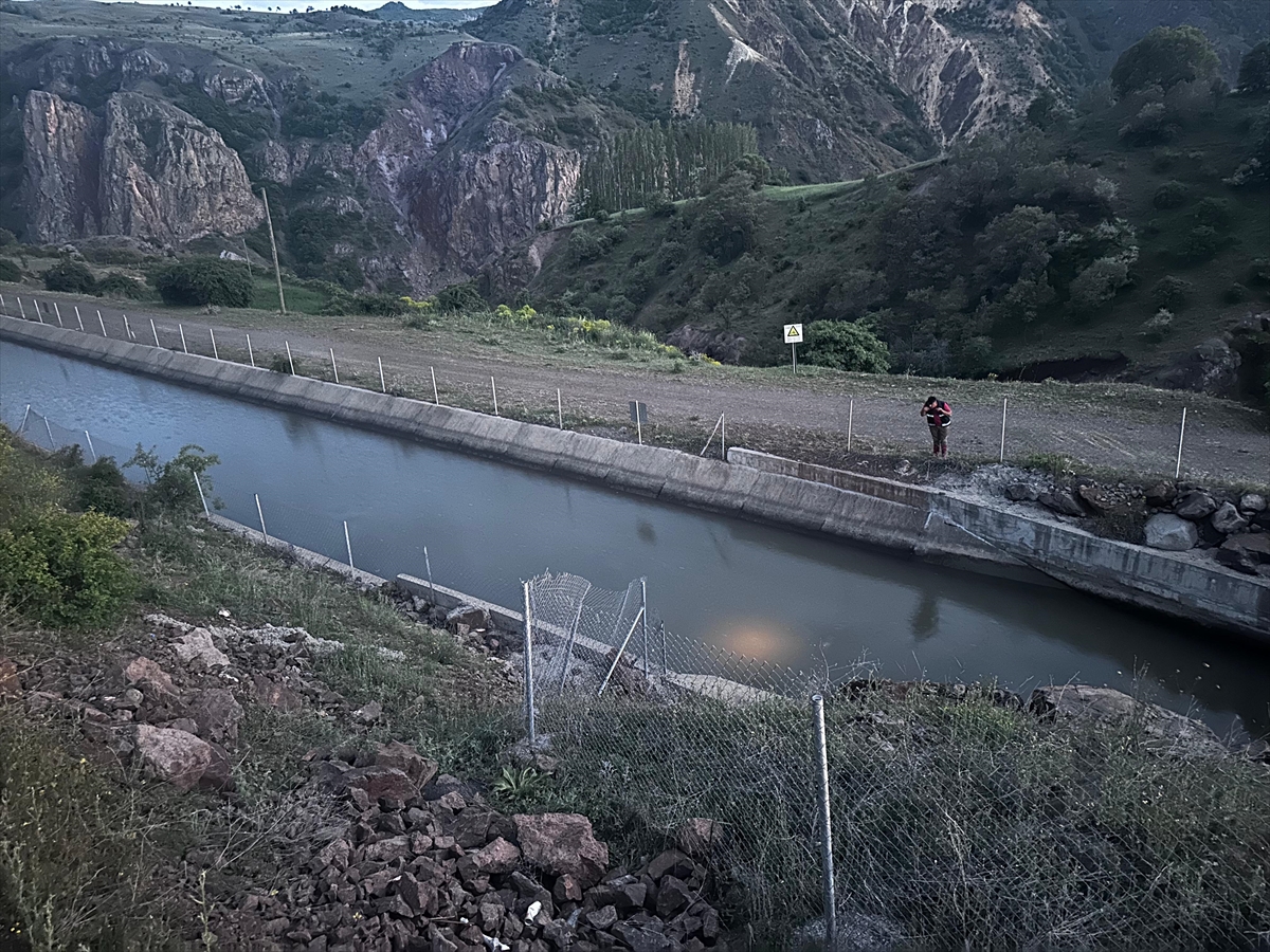 Su kanalına devrilen otomobildeki 2 kişi kayboldu